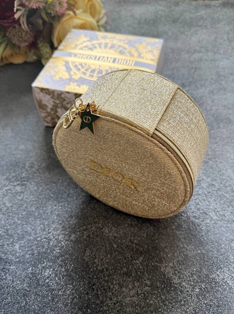 dior beauty gold makeup bag pouch novelty holiday 2026,косметичка dior,круглая косметичка с зеркалом dior beauty holiday 2026,косметичка dior золотая,косметичка christian dior