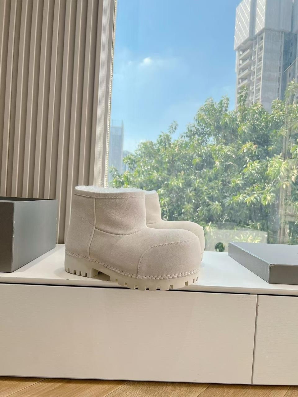 угги сапоги зимние balenciaga alaska 36-41,сапоги зимние balenciaga alaska,женские замшевые укороченные сапоги balenciaga alaska fur bootie белые на меху,,угги balenciaga alaska boots
