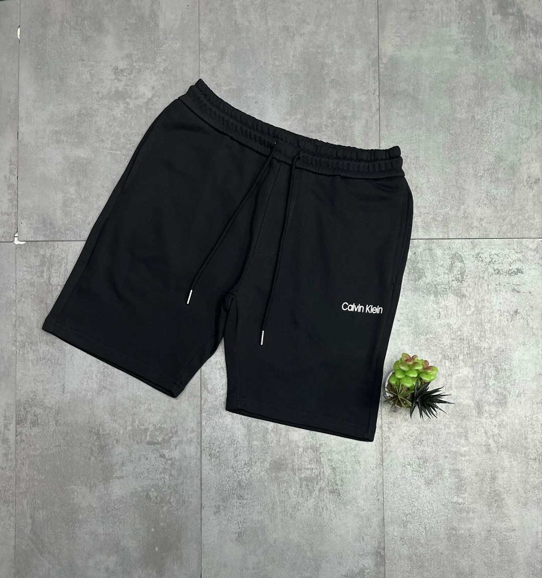 спортивные брюки свободного кроя calvin klein черный,мужские спортивные брюки calvin klein,брюки спортивные calvin klein,шорты мужские,шорты мужские черные