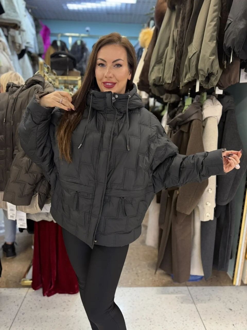 демисезонная короткая куртка оверсайз с капюшоном eveli clothing,куртка демисезонная с капюшоном оверсайз vecere,куртка оверсайз,демисезонная куртка,куртка женская демисезонная