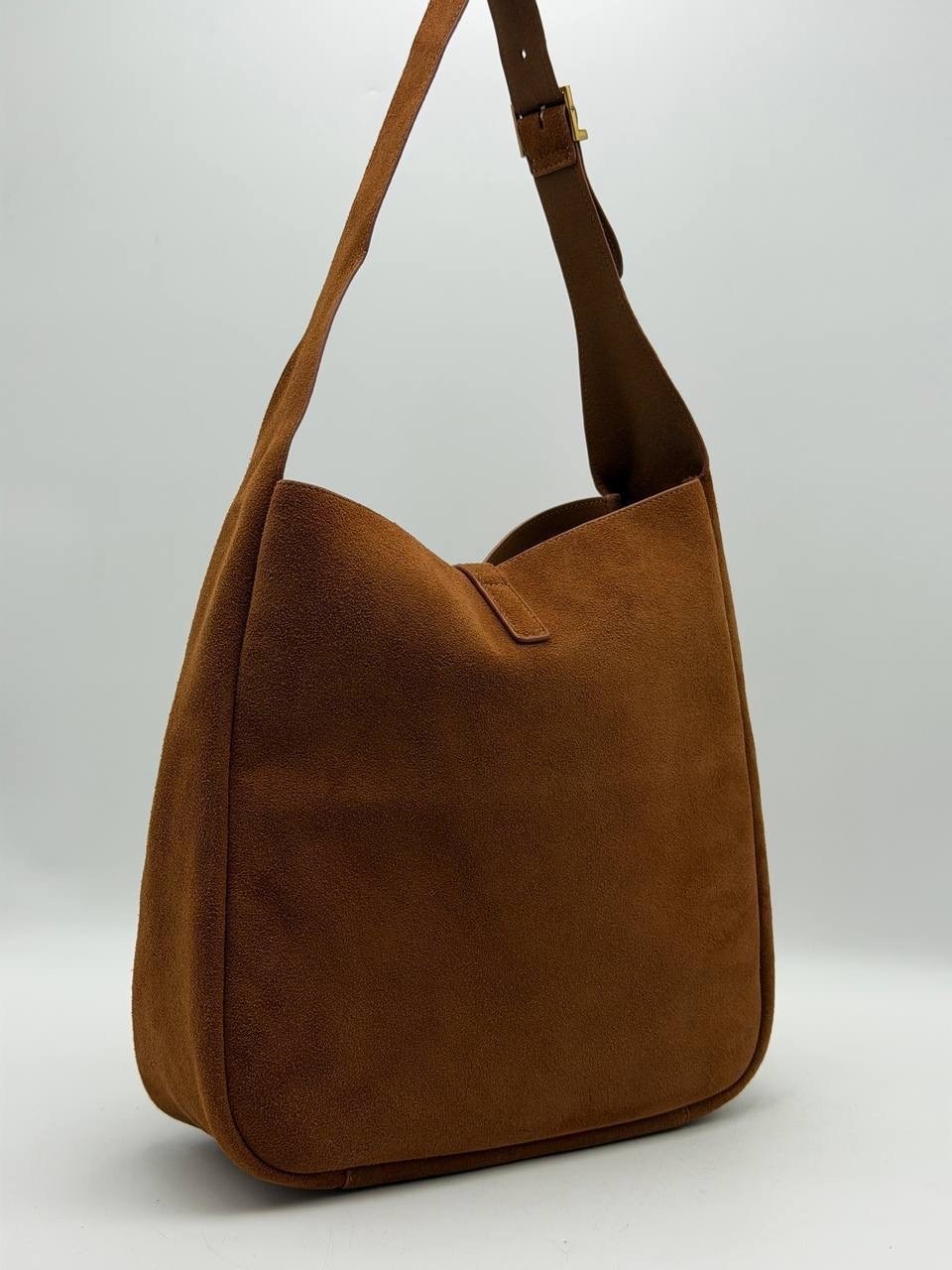 женская замшевая сумка yves saint laurent 37x29 см,кожаная сумка-хобо le 5 à 7 saint laurent коричневый,сумка yves saint laurent натуральная замша,сумка замшевая,yves saint laurent сумка замшевая