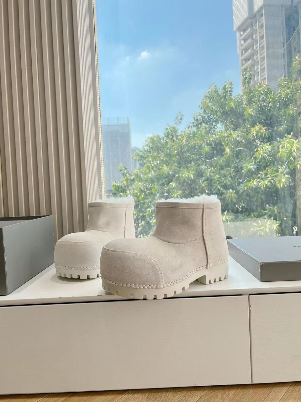 угги сапоги зимние balenciaga alaska 36-41,сапоги зимние balenciaga alaska,женские замшевые укороченные сапоги balenciaga alaska fur bootie белые на меху,,угги balenciaga alaska boots