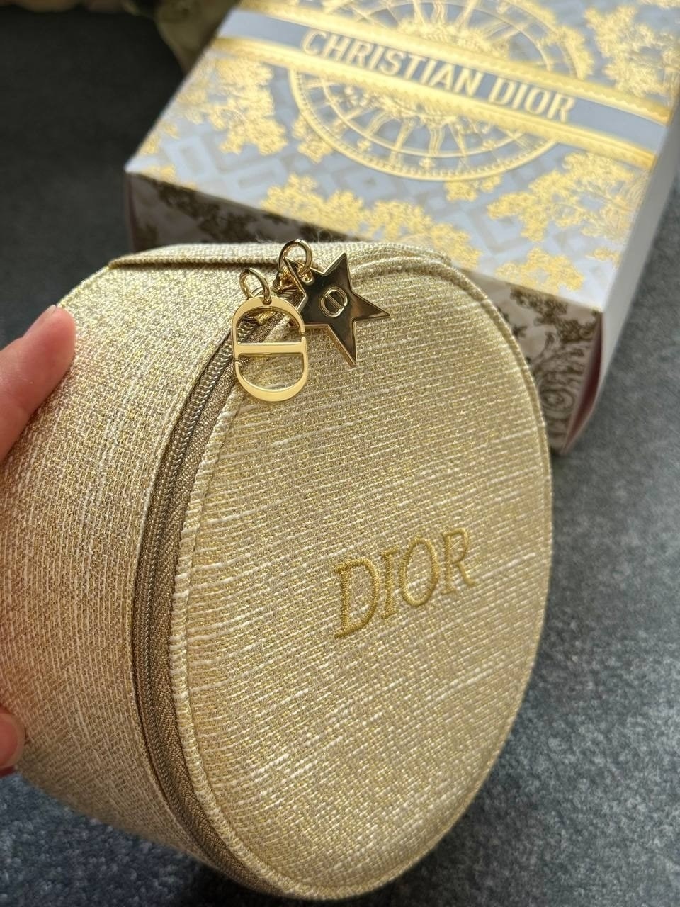 dior beauty gold makeup bag pouch novelty holiday 2026,косметичка dior,круглая косметичка с зеркалом dior beauty holiday 2026,косметичка dior золотая,косметичка christian dior