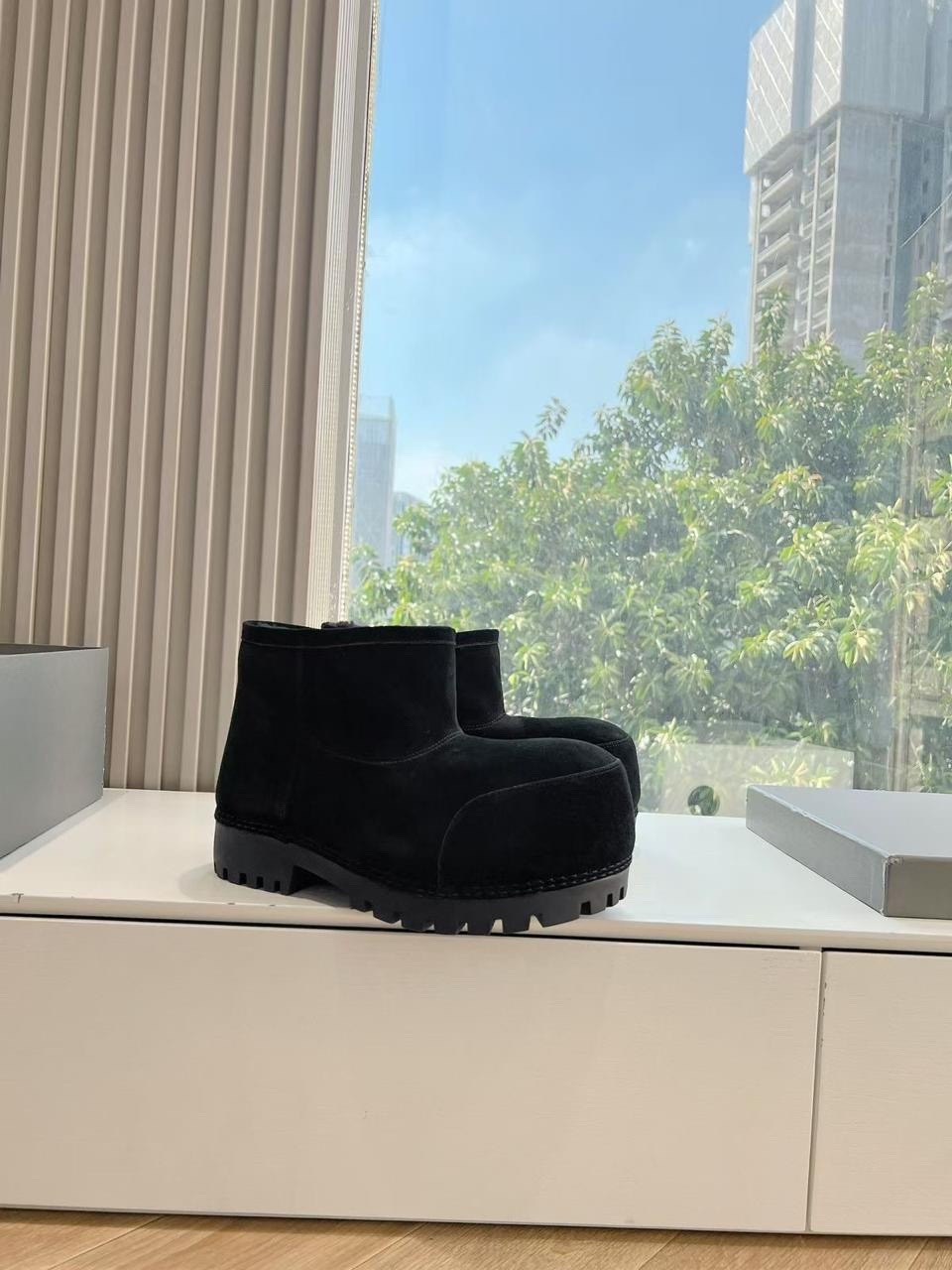 угги сапоги зимние balenciaga alaska 36-41,сапоги зимние balenciaga alaska,женские замшевые укороченные сапоги balenciaga alaska fur bootie белые на меху,,угги balenciaga alaska boots