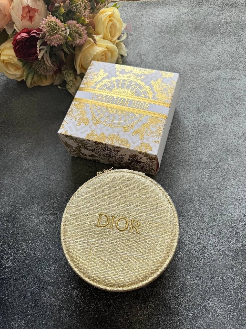dior beauty gold makeup bag pouch novelty holiday 2026,косметичка dior,круглая косметичка с зеркалом dior beauty holiday 2026,косметичка dior золотая,косметичка christian dior