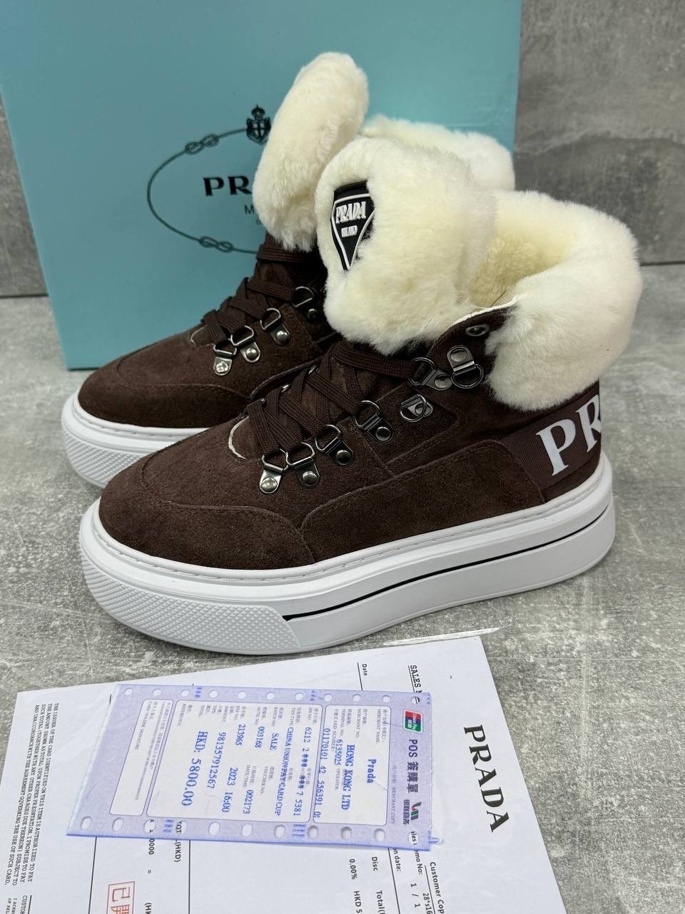 зимние замшевые женские кеды prada бежевые с мехом,женские зимние кроссовки prada с мехом,,кроссовки зимние женские prada,ботинки prada