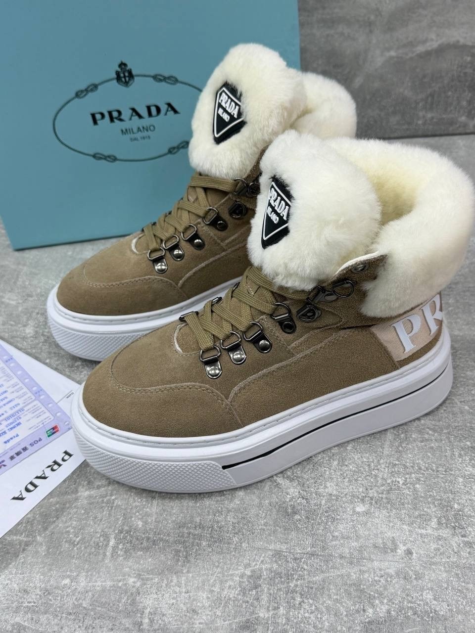 зимние замшевые женские кеды prada бежевые с мехом,женские зимние кроссовки prada с мехом,,кроссовки зимние женские prada,ботинки prada