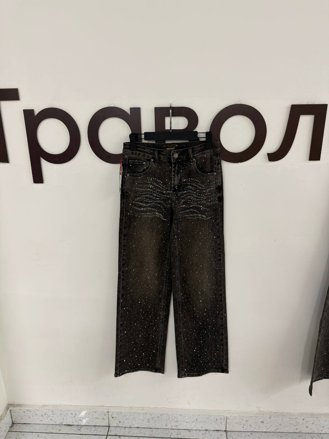 джинсы со стразами,женские джинсы со стразами,женские джинсы,модные джинсы,брюки джинсовые