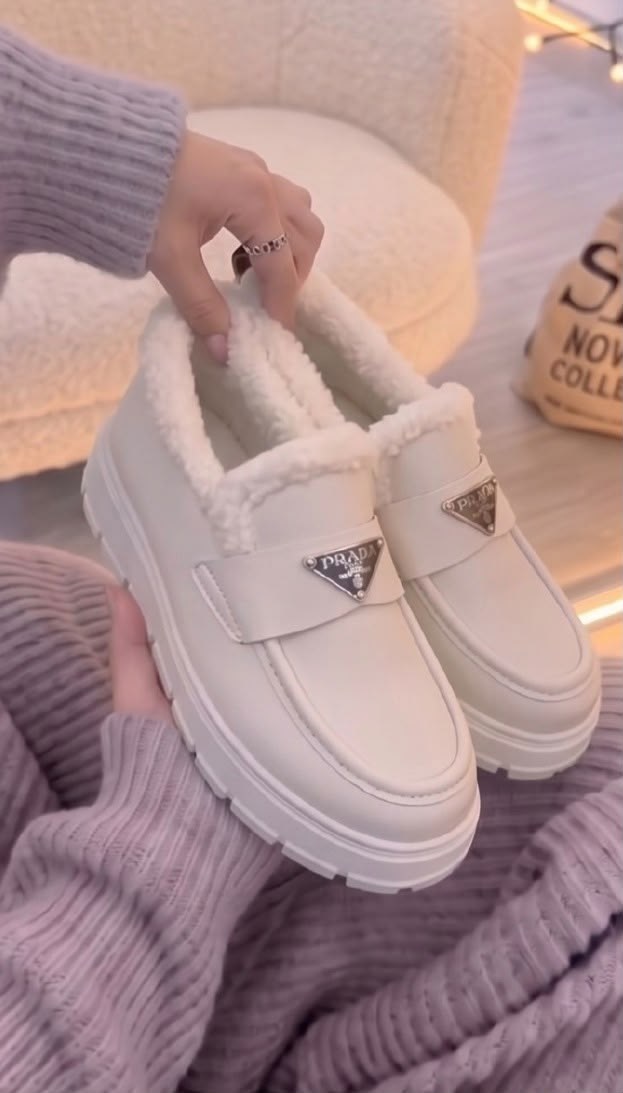 ,лоферы prada,женская ,лоферы с мехом prada,кроссовки prada