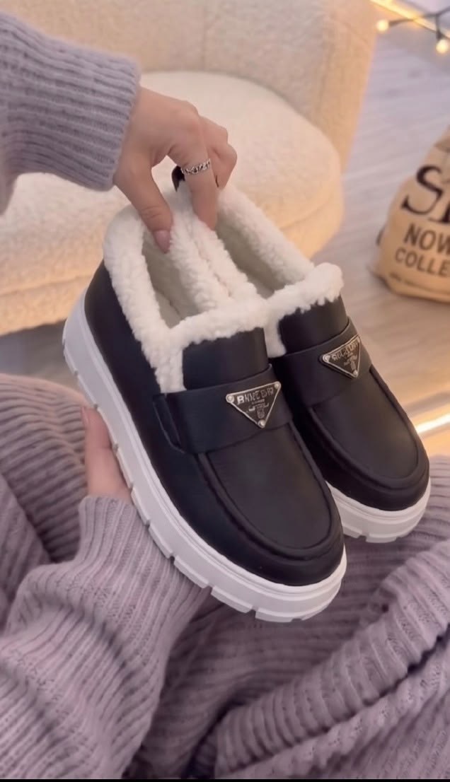 лоферы prada с мехом,,лоферы prada,лоферы зимние женские prada,зимние кожаные черные лоферы prada brushed с мехом