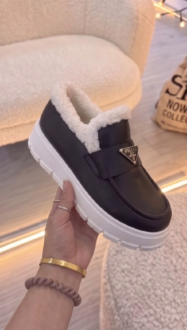 лоферы prada с мехом,,лоферы prada,лоферы зимние женские prada,зимние кожаные черные лоферы prada brushed с мехом