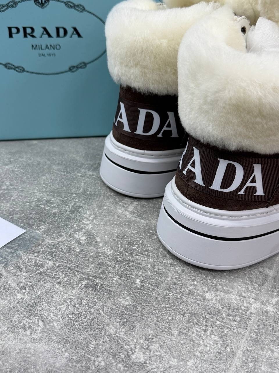 зимние замшевые женские кеды prada бежевые с мехом,женские зимние кроссовки prada с мехом,,кроссовки зимние женские prada,ботинки prada