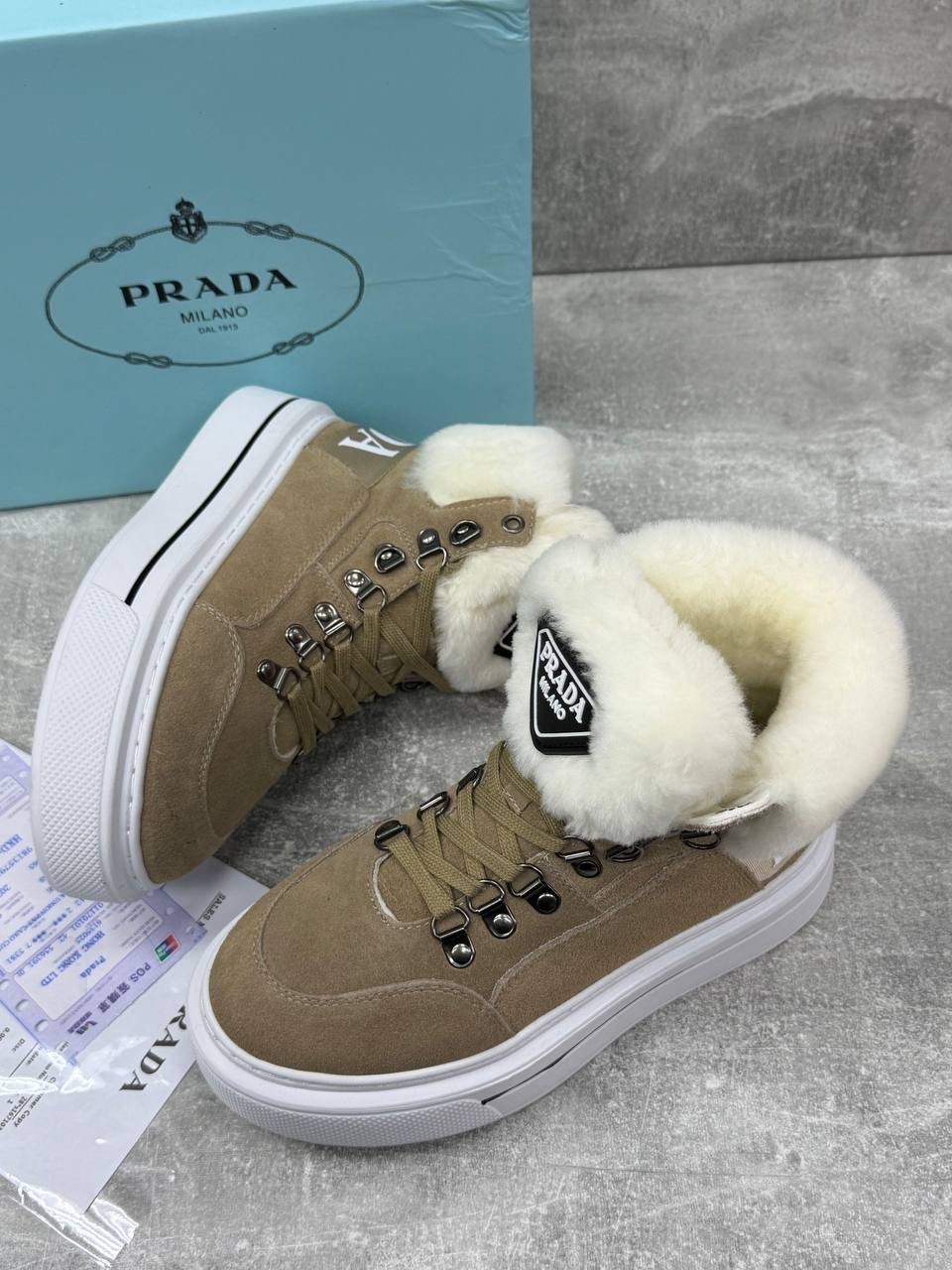зимние замшевые женские кеды prada бежевые с мехом,женские зимние кроссовки prada с мехом,,кроссовки зимние женские prada,ботинки prada