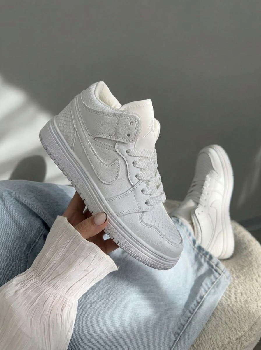 женские кроссовки nike air jordan 1 mid,кроссовки nike air jordan 1 retro,женские кроссовки nike,кроссовки nike air jordan 1 retro high,air jordan 1 mid triple white