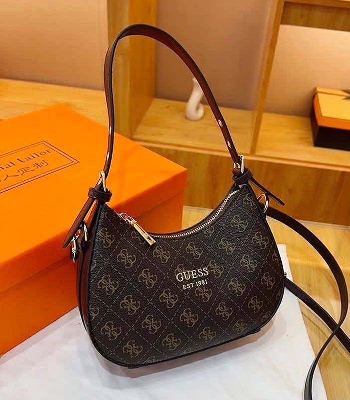 сумка женская guess,сумка guess,guess сумка на плечо багет,guess сумка на плечо,сумка женская через плечо guess кросс-боди