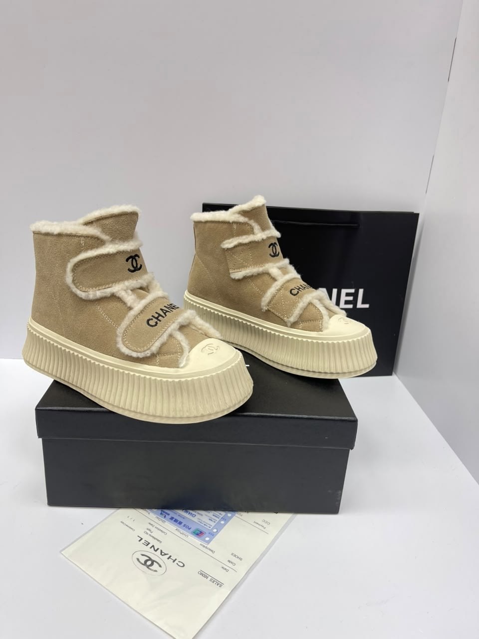 высокие женские зимние кеды chanel,высокие тёплые кеды шанель,кроссовки утепленные зимние теплые комфортные chanel,кеды шанель женские зимние,кроссовки зимние на меху chanel