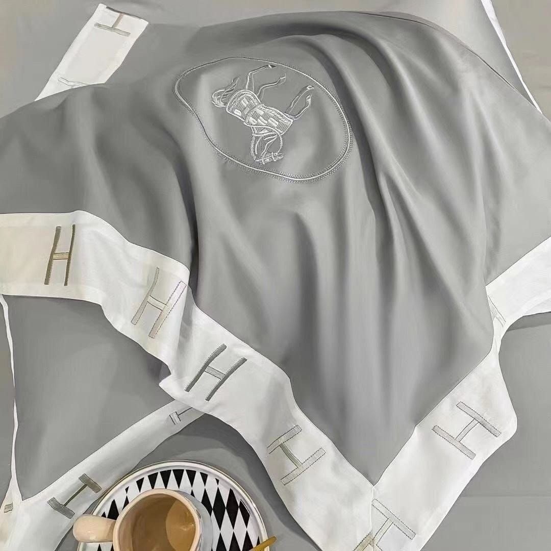постельное белье hermes с вышивкой люкс сатин,комплект постельного белья hermes,комплект постельного белья,роскошный комплект постельного белья,комплект постельного белья с пододеяльником