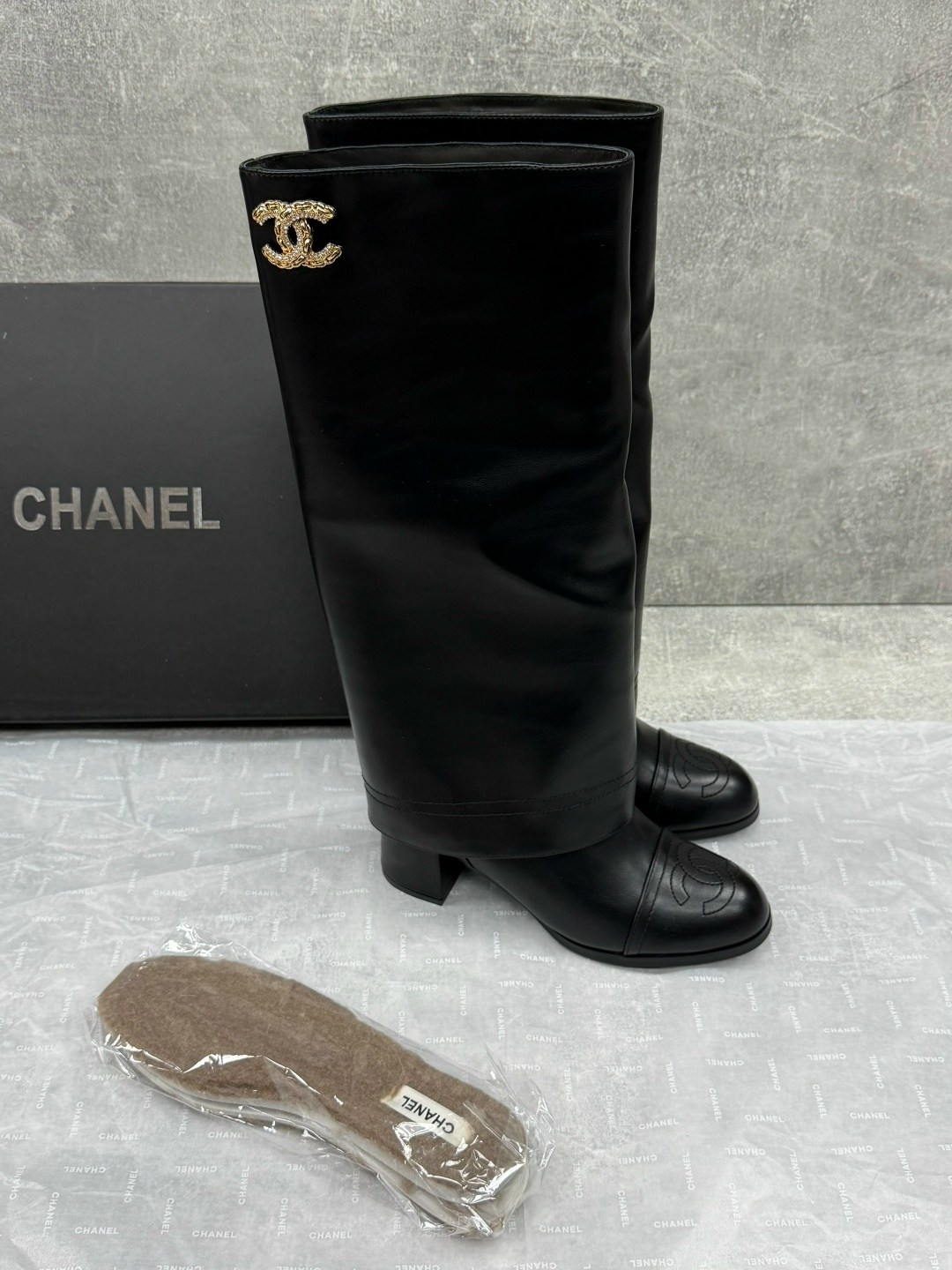 сапоги chanel,сапоги шанель,модные длинные кожаные сапоги chanel для женщин,модные сапоги,женские осенние сапоги chanel 2026 черные кожаные высокие