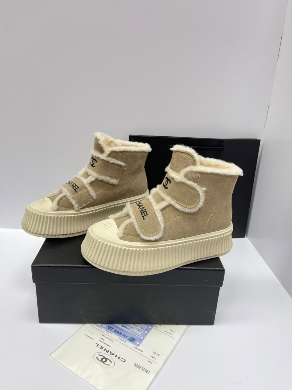 высокие женские зимние кеды chanel,высокие тёплые кеды шанель,кроссовки утепленные зимние теплые комфортные chanel,кеды шанель женские зимние,кроссовки зимние на меху chanel