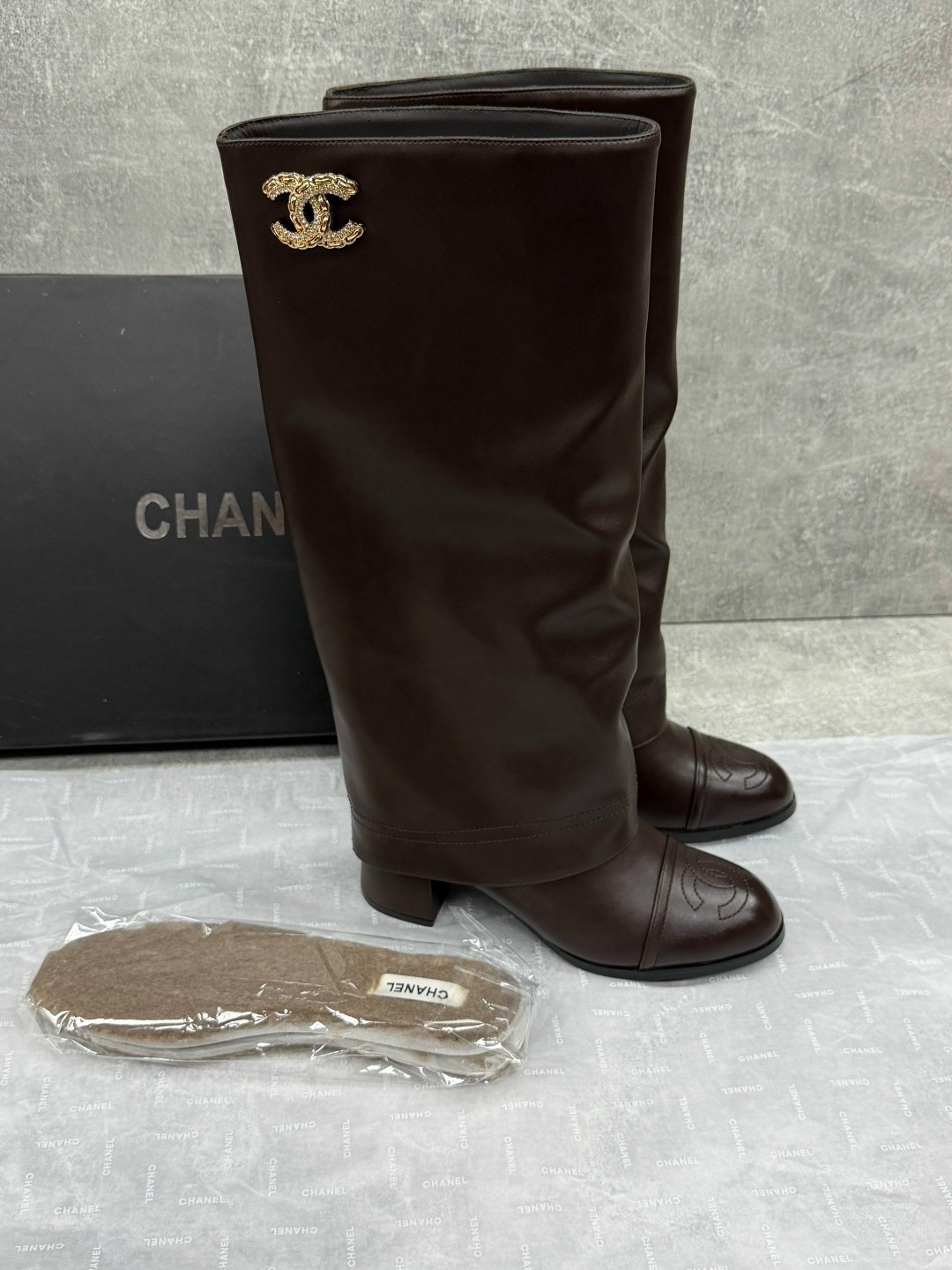 сапоги chanel,сапоги шанель,модные длинные кожаные сапоги chanel для женщин,модные сапоги,женские осенние сапоги chanel 2026 черные кожаные высокие