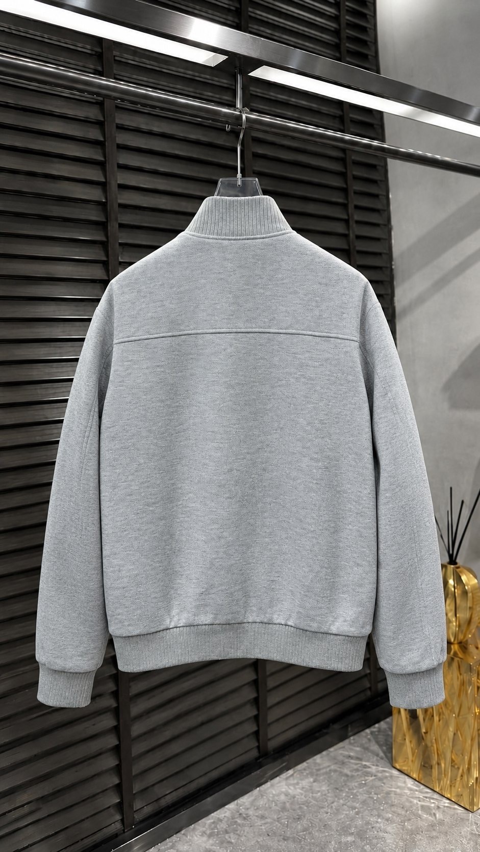 куртка brunello cucinelli,утепленный бомбер brunello cucinelli mm4006889 серый,бомбер brunello cucinelli,куртка бомбер,мужская куртка brunello cucinelli