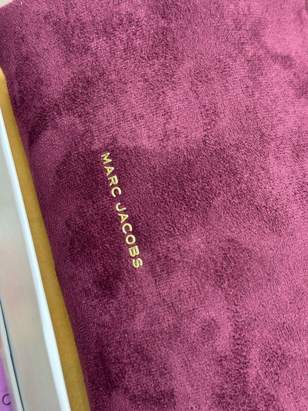 сумка marc jacobs 25-16 см натуральная замша,женская сумка marc jacobs из натуральной замши,сумка marc jacobs из замши,замшевая сумка,сумка хобо через плечо бордовая замшевая