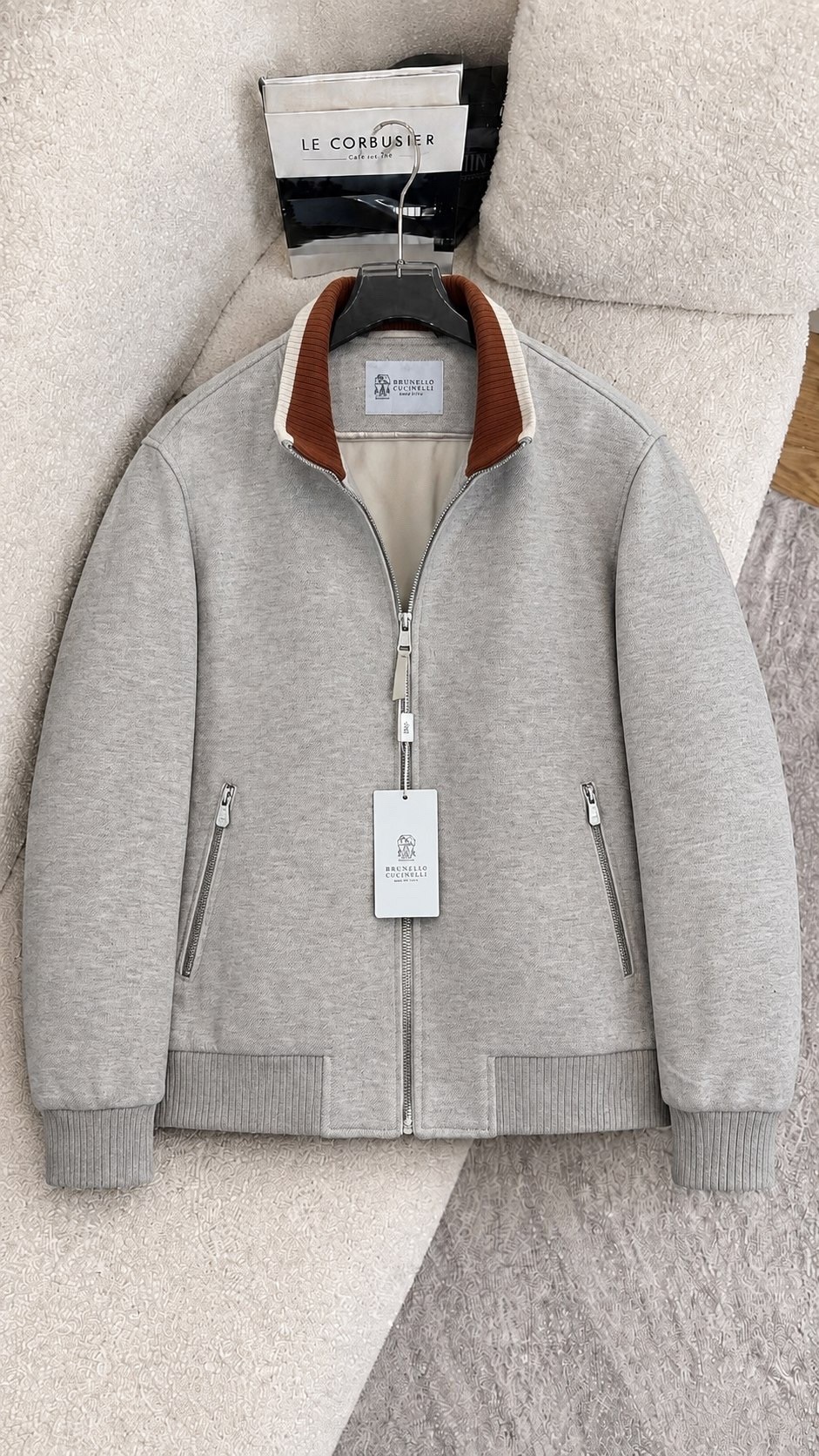 куртка brunello cucinelli,утепленный бомбер brunello cucinelli mm4006889 серый,бомбер brunello cucinelli,куртка бомбер,мужская куртка brunello cucinelli