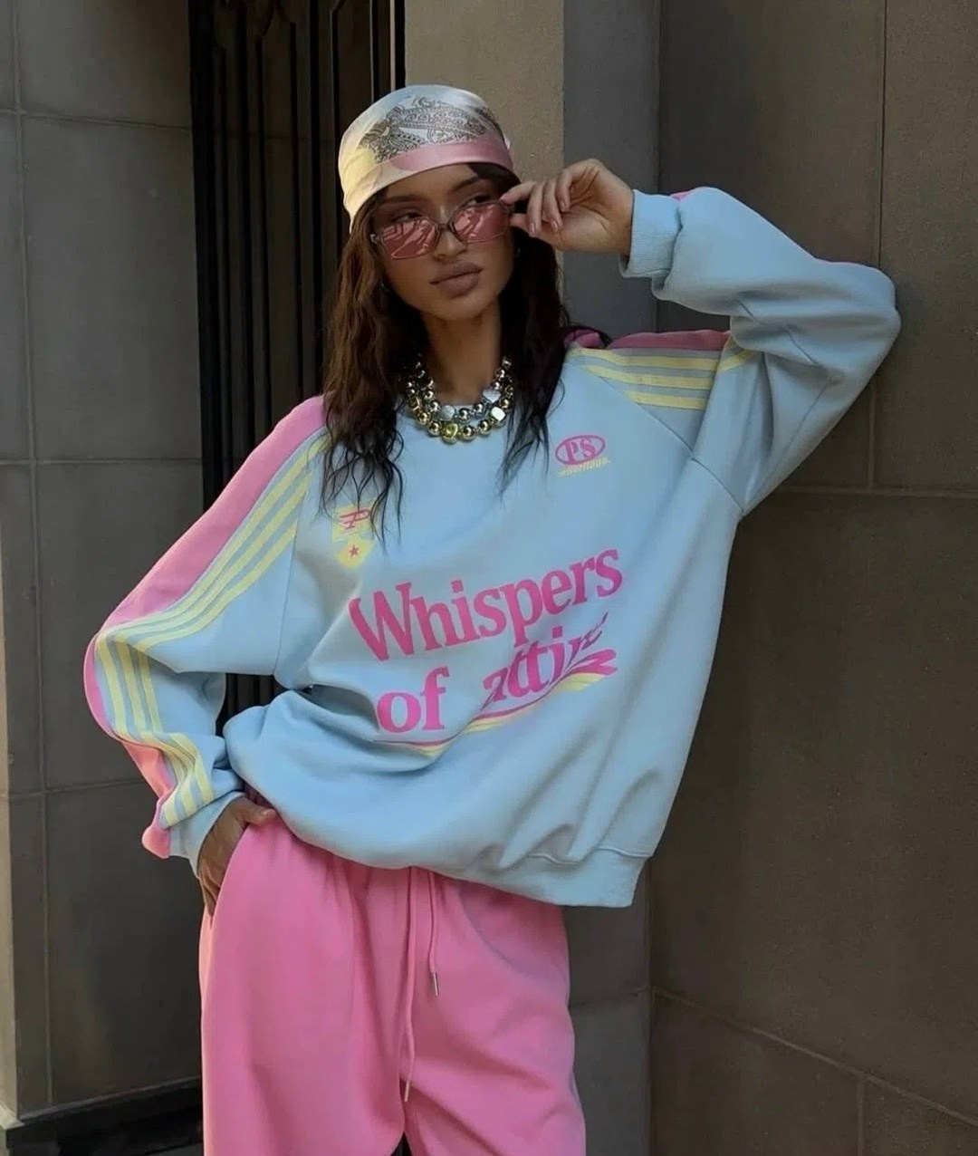 спортивный костюм женский оверсайз,свитшот attire свободного кроя,спортивные костюмы женские,женские костюмы оверсайз,брюки оверсайз