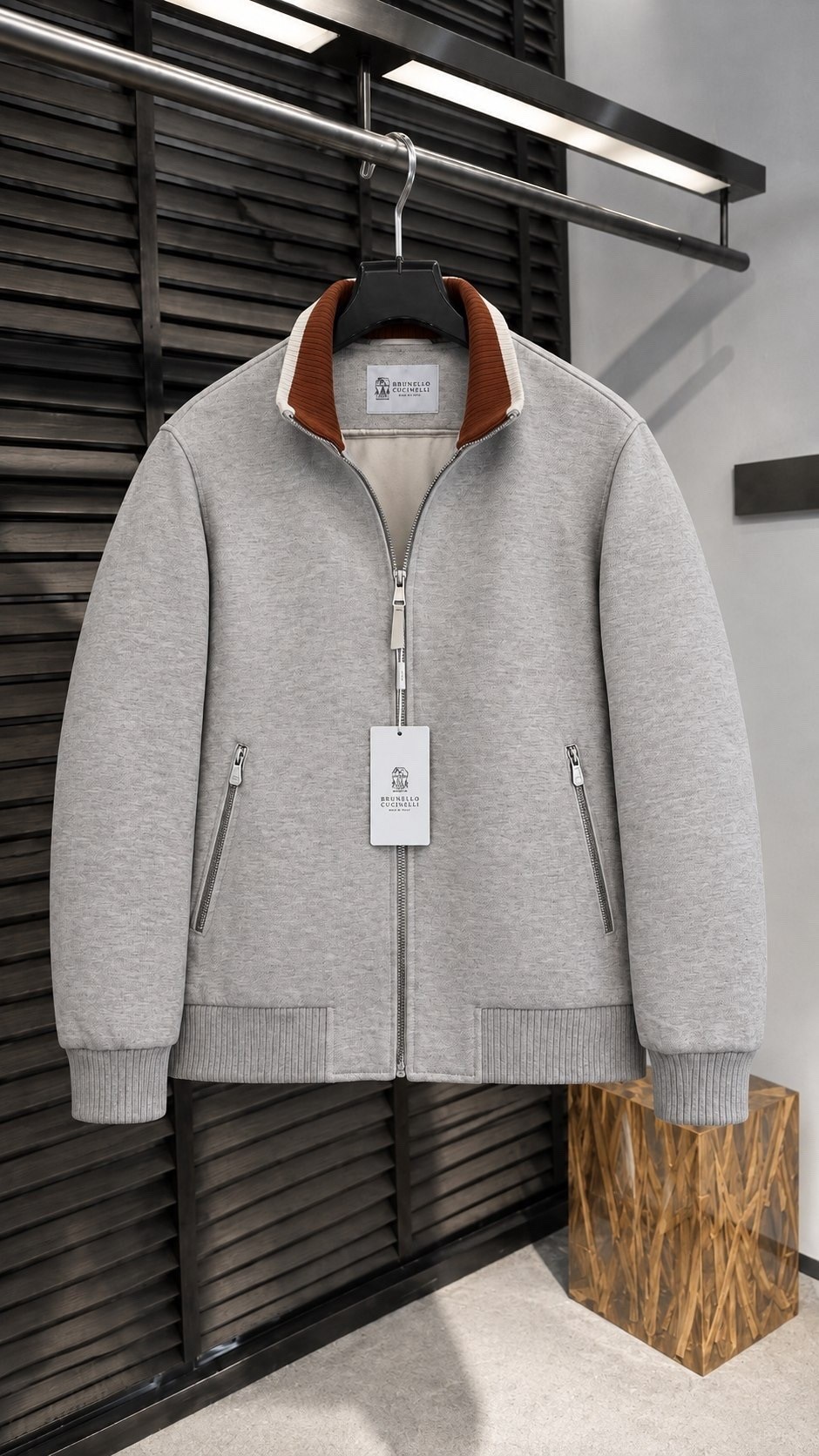 куртка brunello cucinelli,утепленный бомбер brunello cucinelli mm4006889 серый,бомбер brunello cucinelli,куртка бомбер,мужская куртка brunello cucinelli