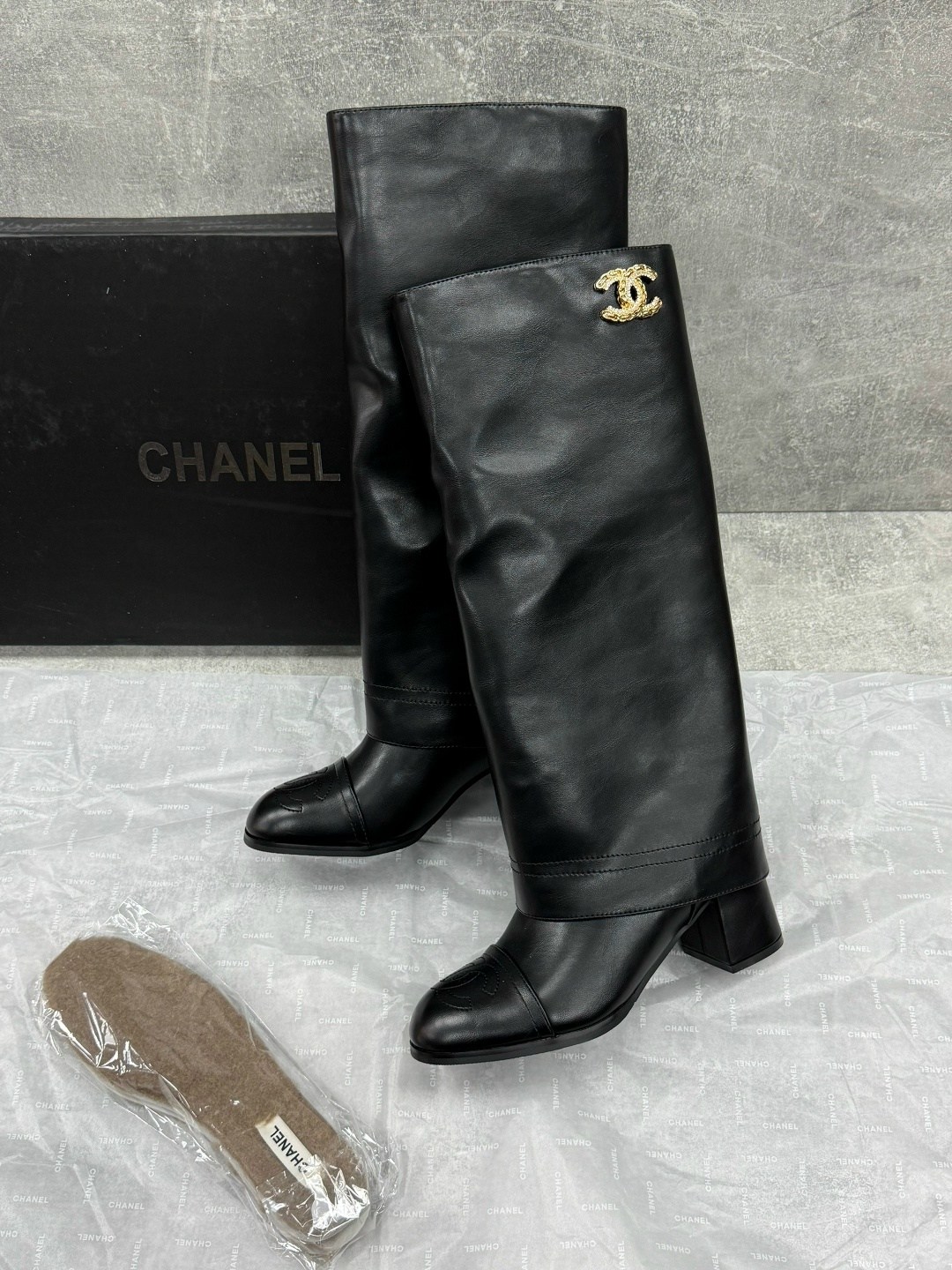 сапоги chanel,сапоги шанель,модные длинные кожаные сапоги chanel для женщин,модные сапоги,женские осенние сапоги chanel 2026 черные кожаные высокие