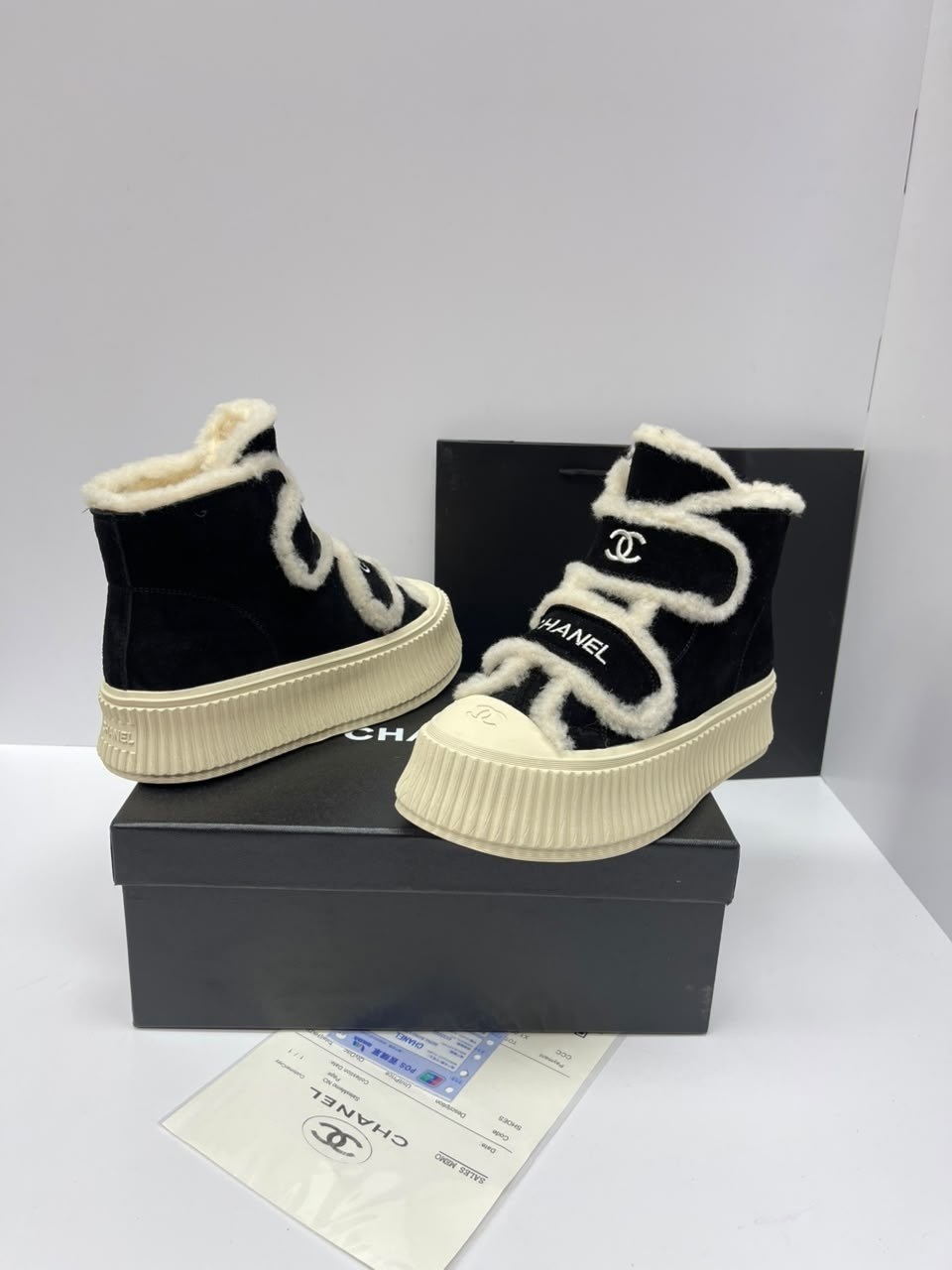 ,высокие женские зимние кеды chanel,кроссовки зимние на меху chanel,высокие тёплые кеды шанель,женские кроссовки chanel