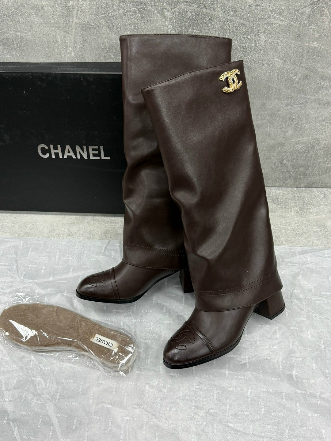 сапоги chanel,сапоги шанель,модные длинные кожаные сапоги chanel для женщин,модные сапоги,женские осенние сапоги chanel 2026 черные кожаные высокие
