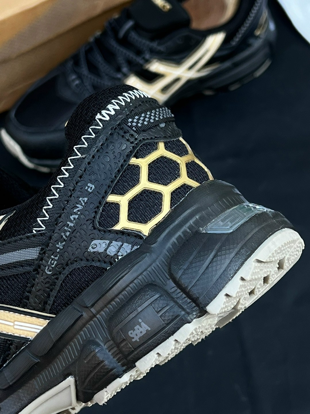 кроссовки asics gel-kahana 8,кроссовки asics,мужские летние кроссовки asics gel kahana 8 с черным золотом,кроссовки мужские asics,кроссовки мужские asics gel-kahana 8