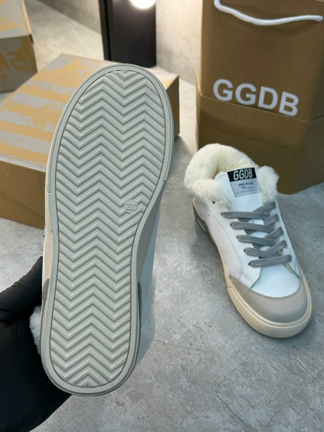 женские зимние белые кроссовки кеды на меху голден гус golden goose ggdb,зимние женские белые кеды golden goose ggdb,зимние кеды golden goose superstar белые с мехом,,женские зимние белые кеды кр