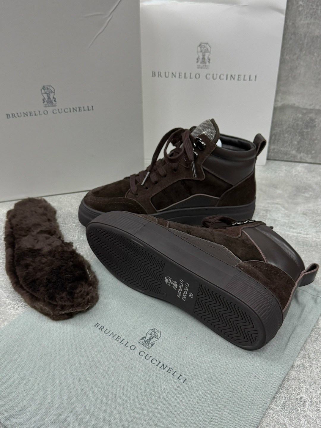 brunello cucinelli кроссовки,кеды brunello cucinelli,женские замшевые кеды brunello cucinelli 2026 черные с мехом,кеды brunello cucinelli с мехом,