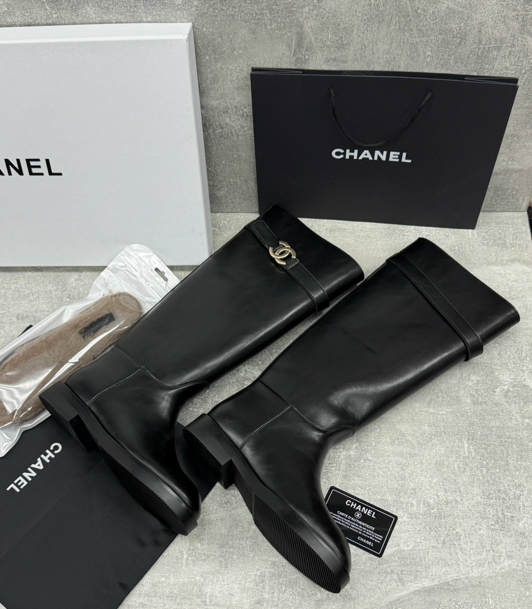 сапоги chanel,женские ботильоны chanel мягкие из кожаного спилка,женские осенние сапоги chanel 2026 черные кожаные высокие,сапоги женские chanel,сапоги шанель