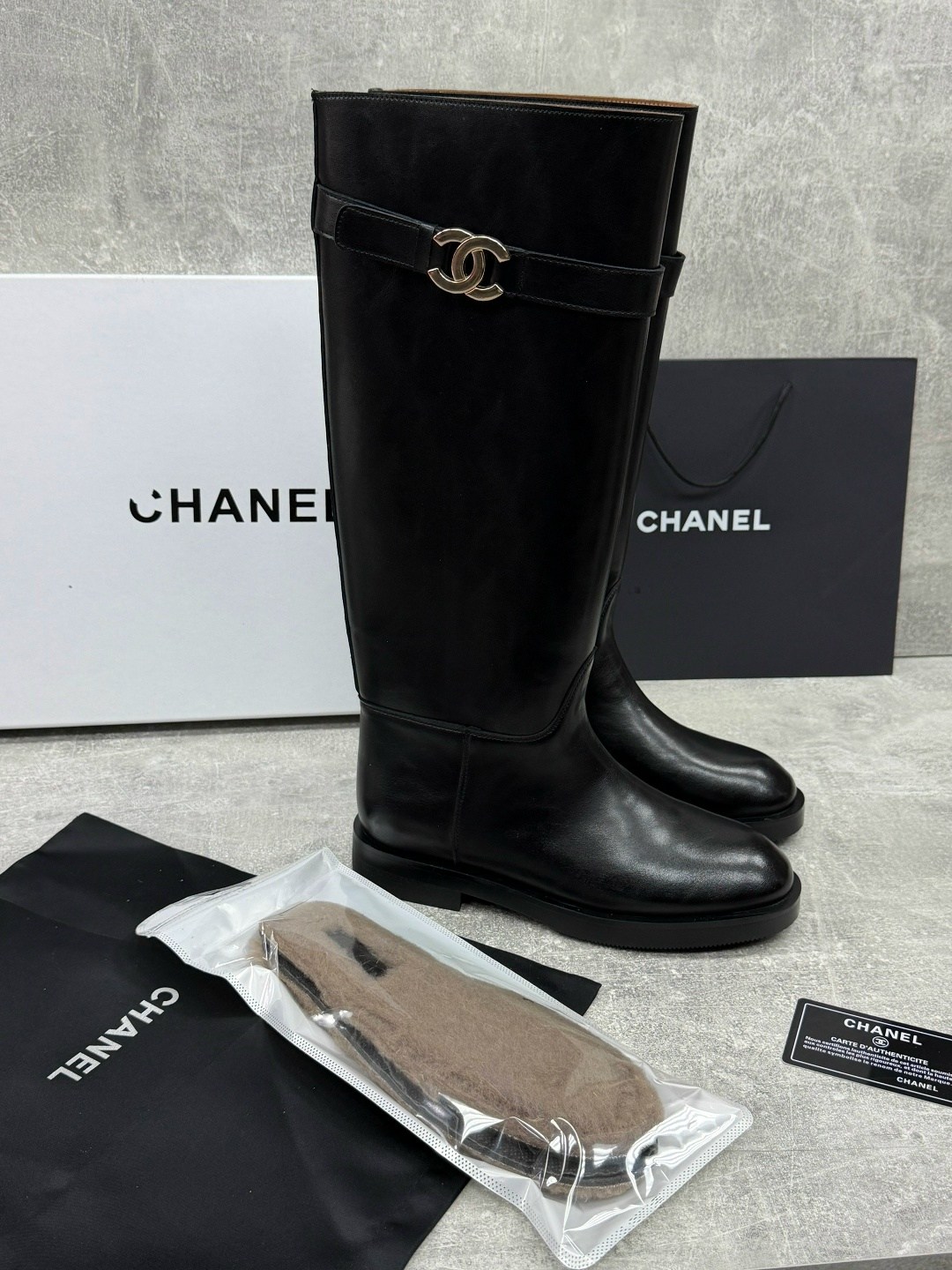 сапоги chanel,женские ботильоны chanel мягкие из кожаного спилка,женские осенние сапоги chanel 2026 черные кожаные высокие,сапоги женские chanel,сапоги шанель