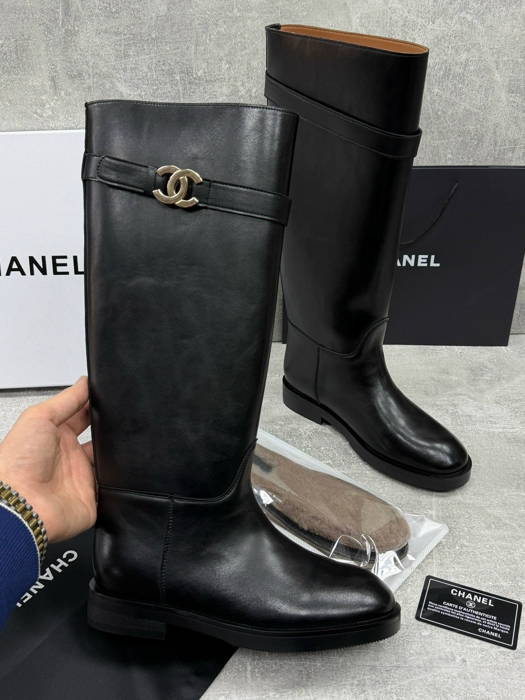 сапоги chanel,женские ботильоны chanel мягкие из кожаного спилка,женские осенние сапоги chanel 2026 черные кожаные высокие,сапоги женские chanel,сапоги шанель