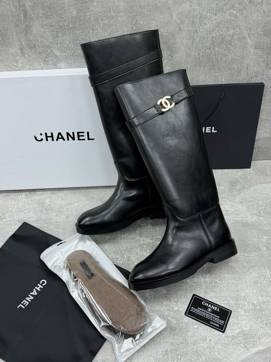 сапоги chanel,женские ботильоны chanel мягкие из кожаного спилка,женские осенние сапоги chanel 2026 черные кожаные высокие,сапоги женские chanel,сапоги шанель