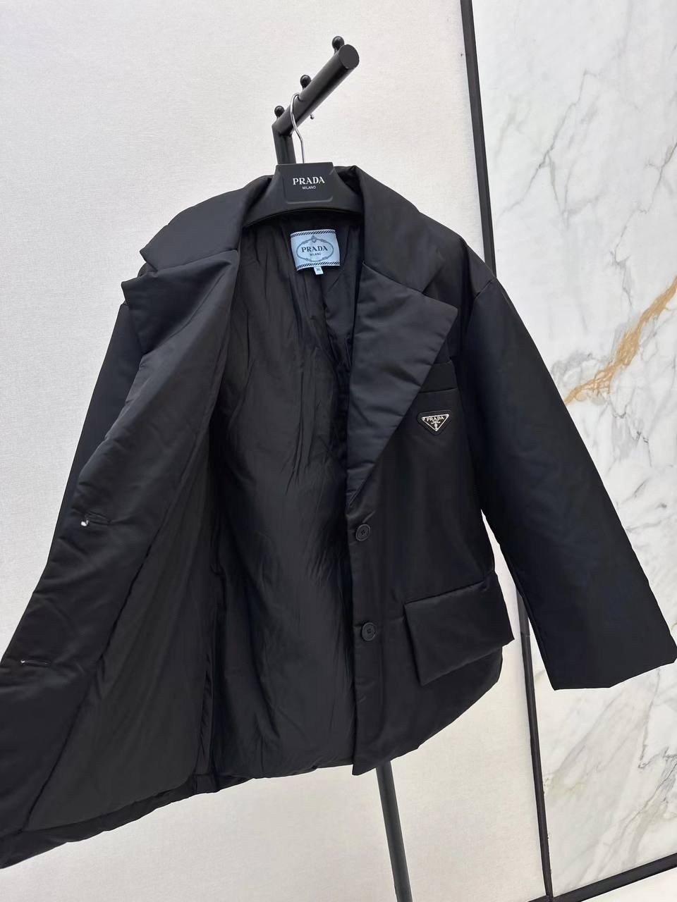 пуховик prada,модные пуховики,куртка prada,prada пуховик с поясом черный,женская куртка prada