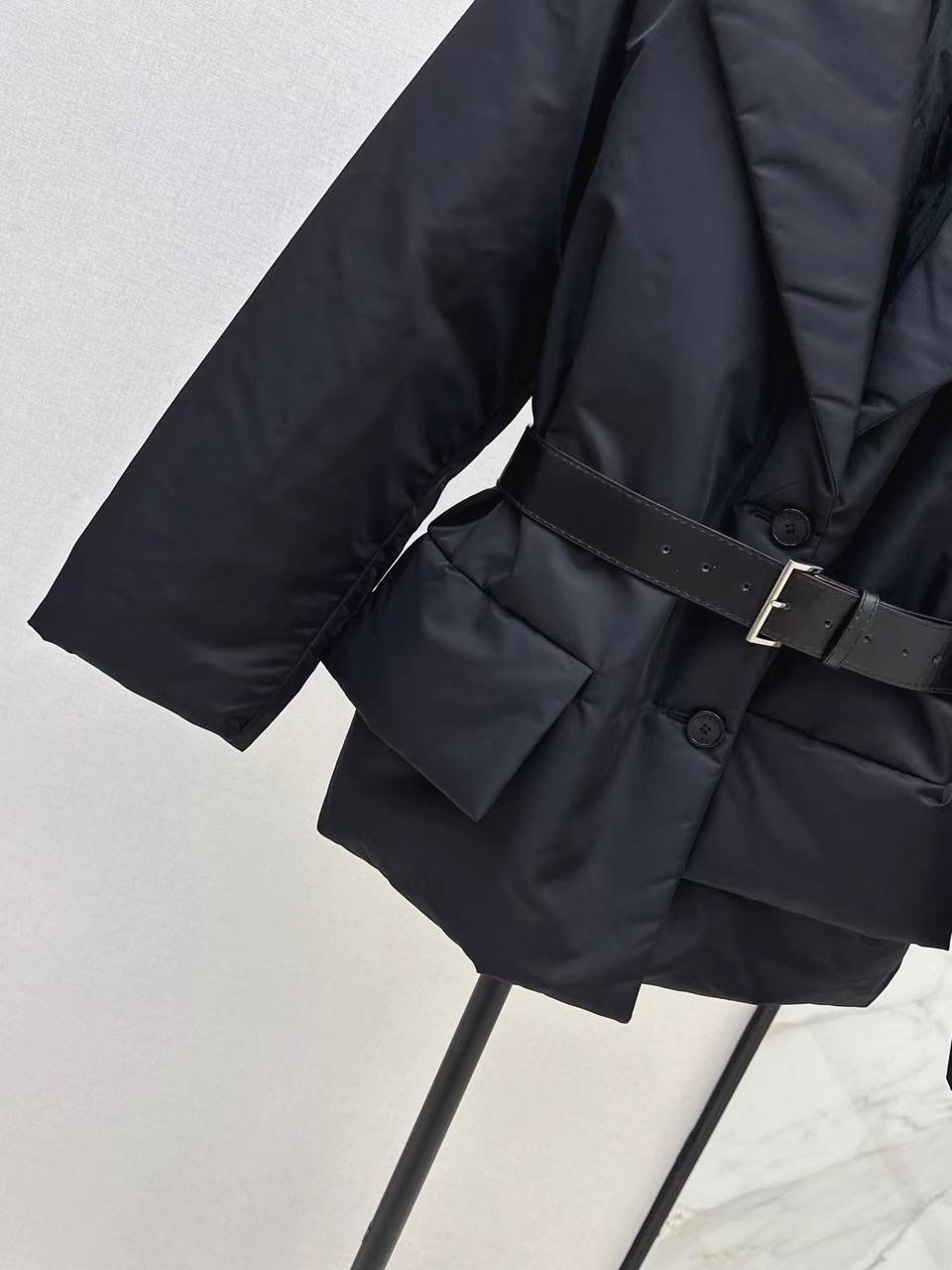 пуховик prada,модные пуховики,куртка prada,prada пуховик с поясом черный,женская куртка prada