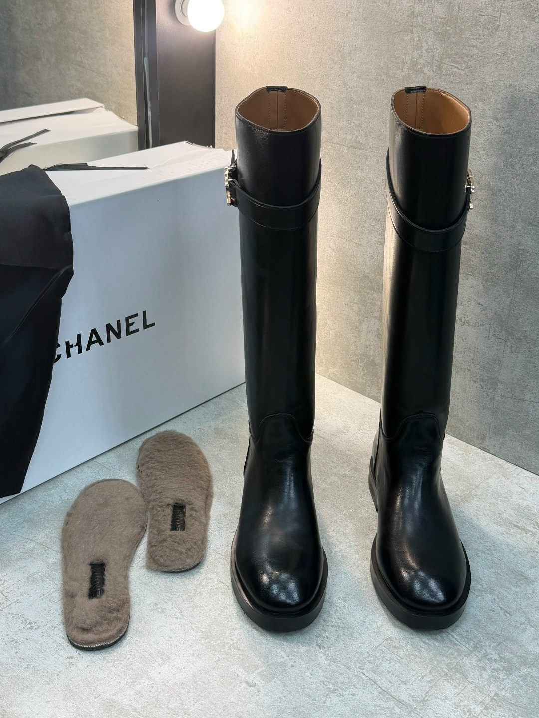 сапоги chanel,женские осенние сапоги chanel 2026 черные кожаные высокие,сапоги шанель,брендовые сапоги gucci женские кожаные на низком каблуке,сапоги chanel кожаные черные