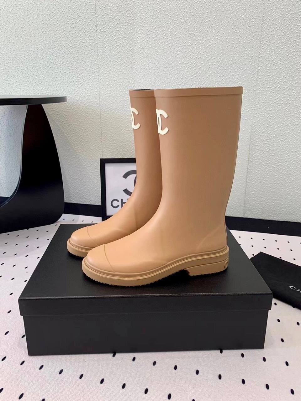 резиновые сапоги chanel,сапоги chanel,женские резиновые сапоги,шанель сапоги резиновые,сапоги шанель