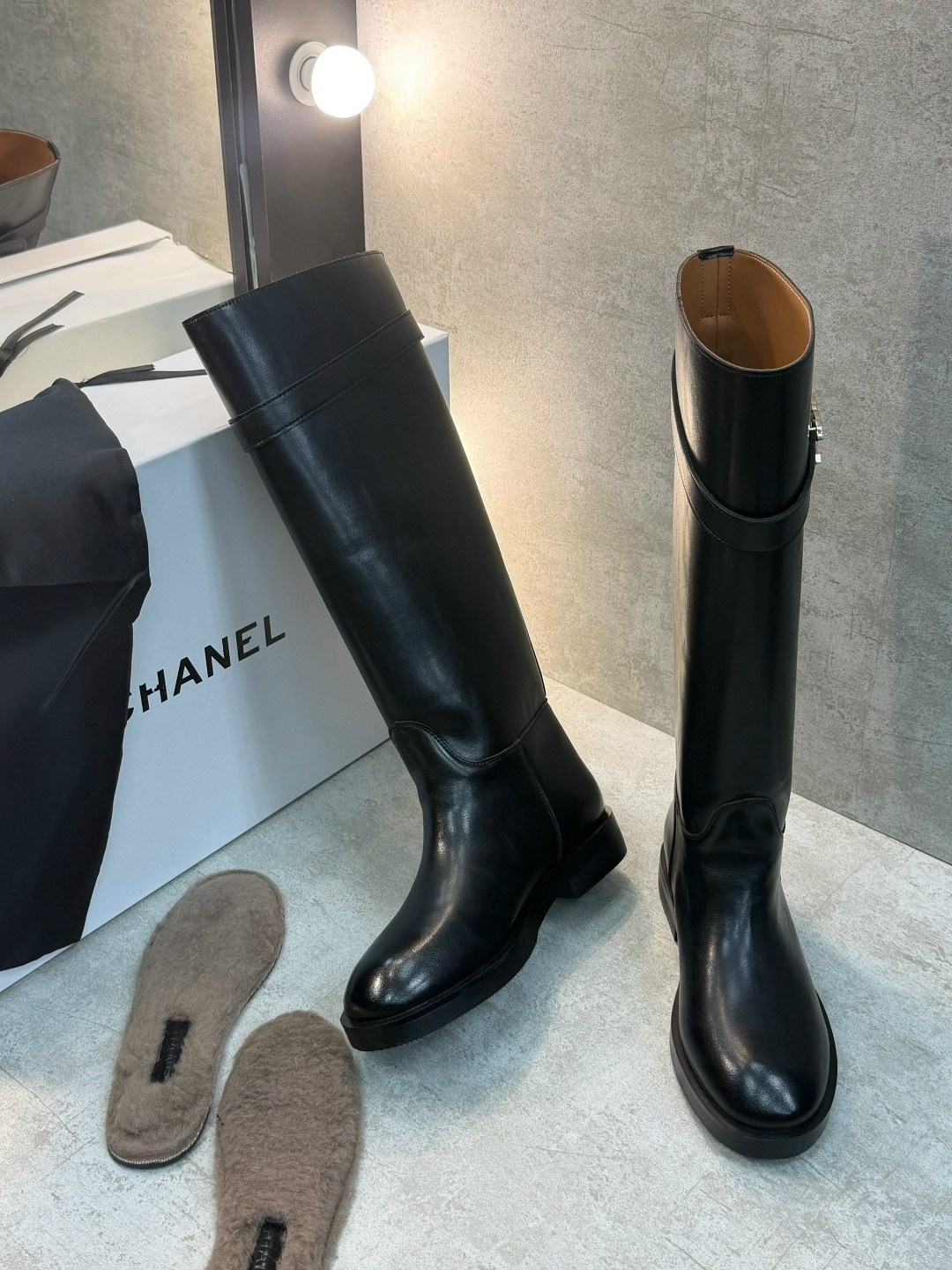 сапоги chanel,женские осенние сапоги chanel 2026 черные кожаные высокие,сапоги шанель,брендовые сапоги gucci женские кожаные на низком каблуке,сапоги chanel кожаные черные