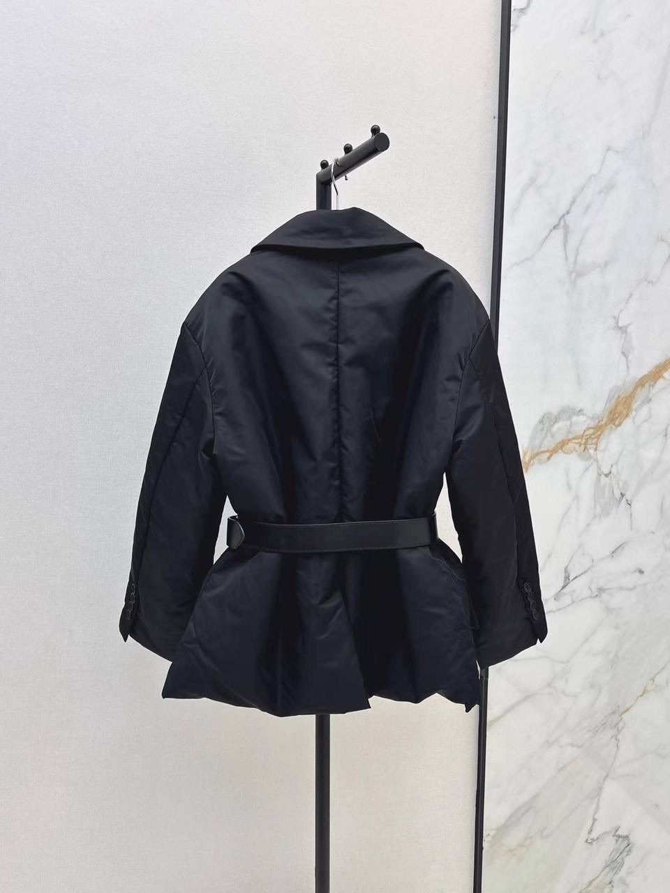 пуховик prada,модные пуховики,куртка prada,prada пуховик с поясом черный,женская куртка prada
