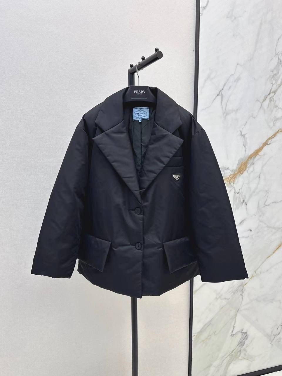 пуховик prada,модные пуховики,куртка prada,prada пуховик с поясом черный,женская куртка prada