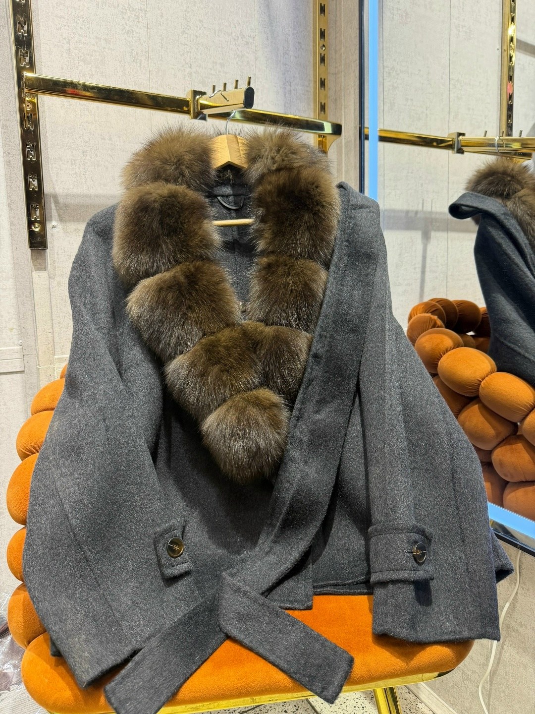 женское пальто с натуральным мехом,пальто шерстяное с мехом соболя stone,темно-серое пальто с мехом финского песца,женское пальто с мехом финского песца,шерстяное пальто с мехом