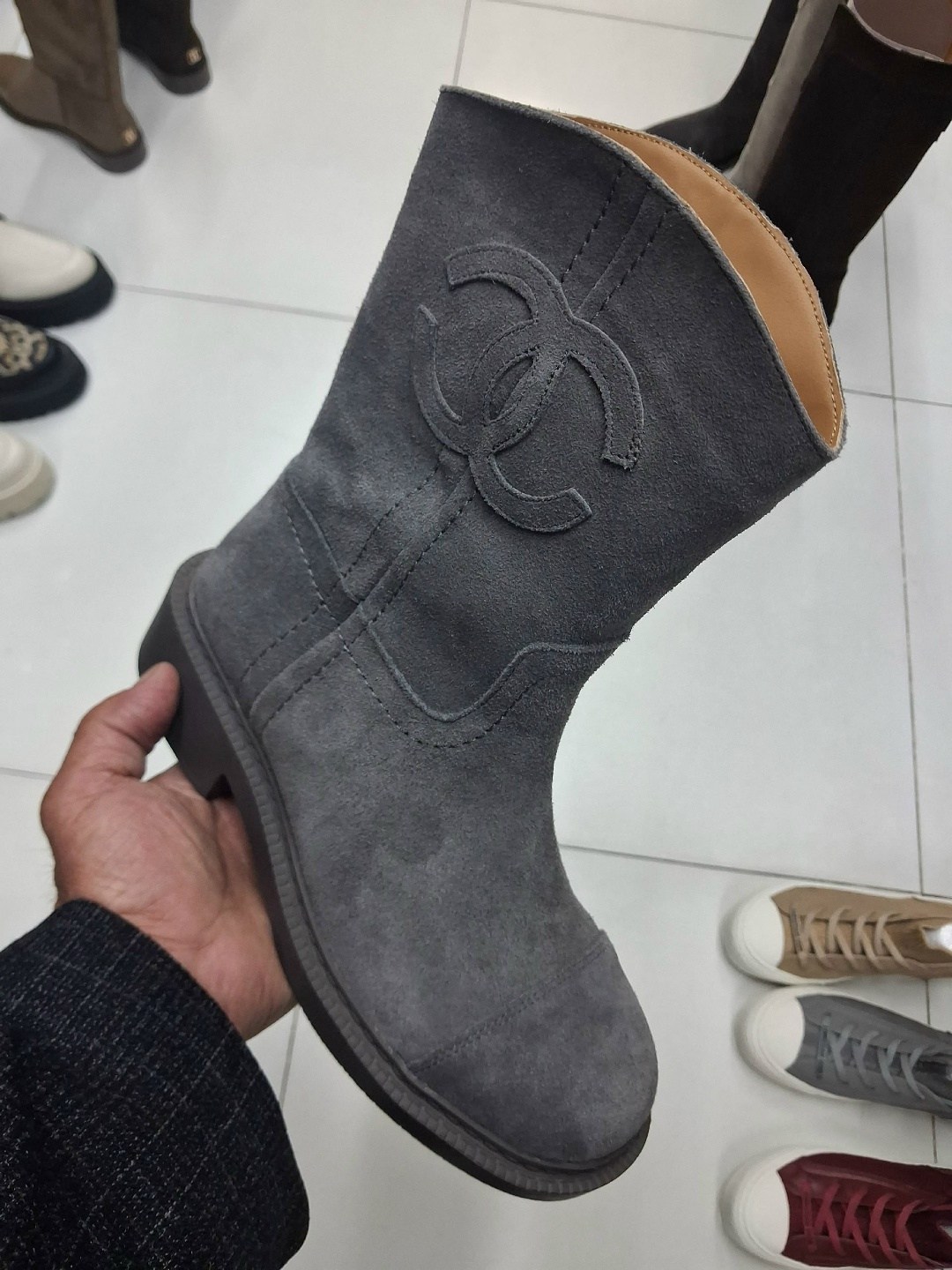 сапоги chanel,полусапоги chanel замшевые демисезонные premium,женские замшевые сапоги chanel premium black,ботинки женские chanel,сапоги весенние замшевые chanel premium shoes 547723134