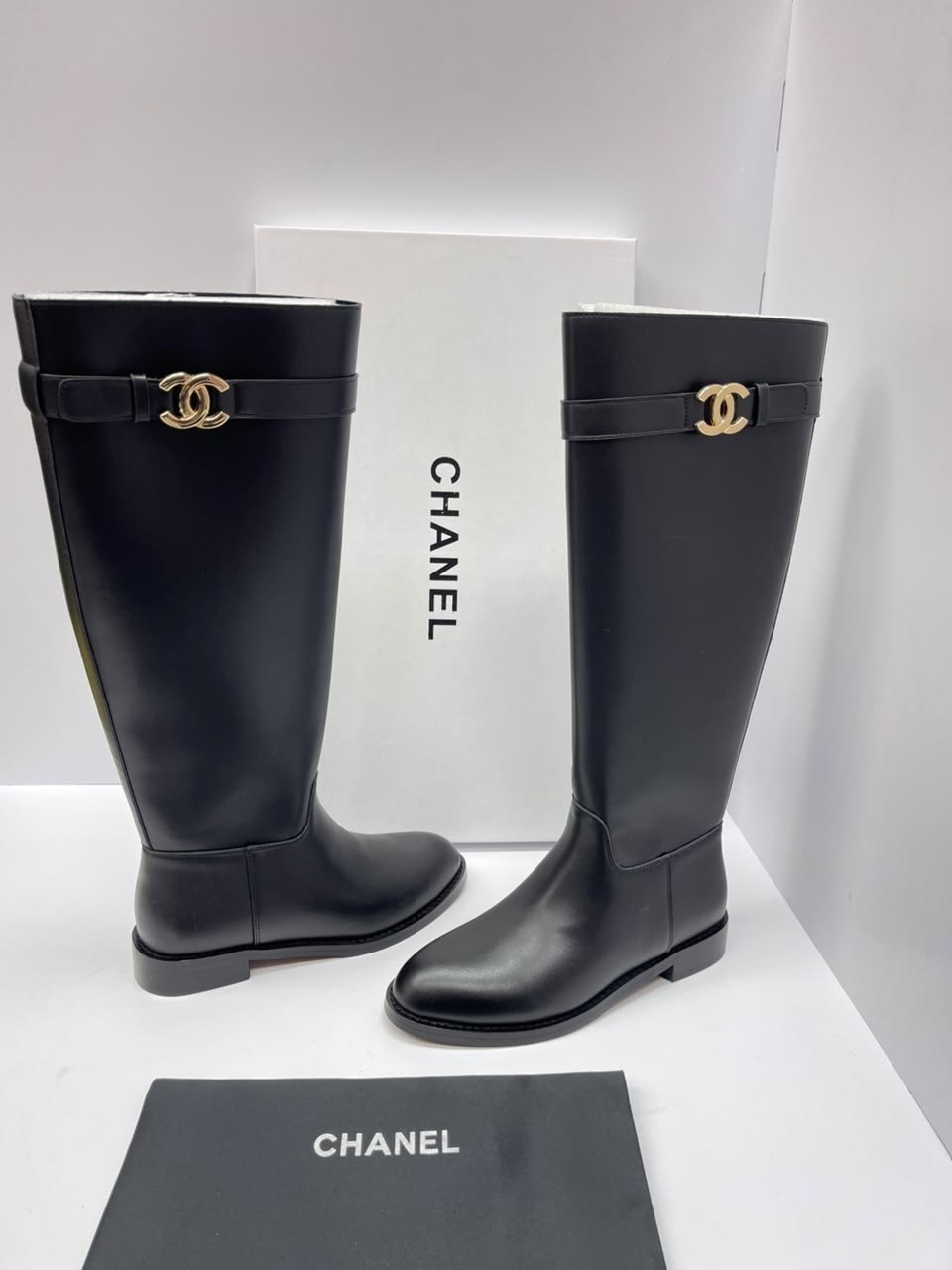 сапоги chanel,женские осенние сапоги chanel 2026 черные кожаные высокие,кожаные сапоги chanel,сапоги chanel кожаные черные,сапоги шанель