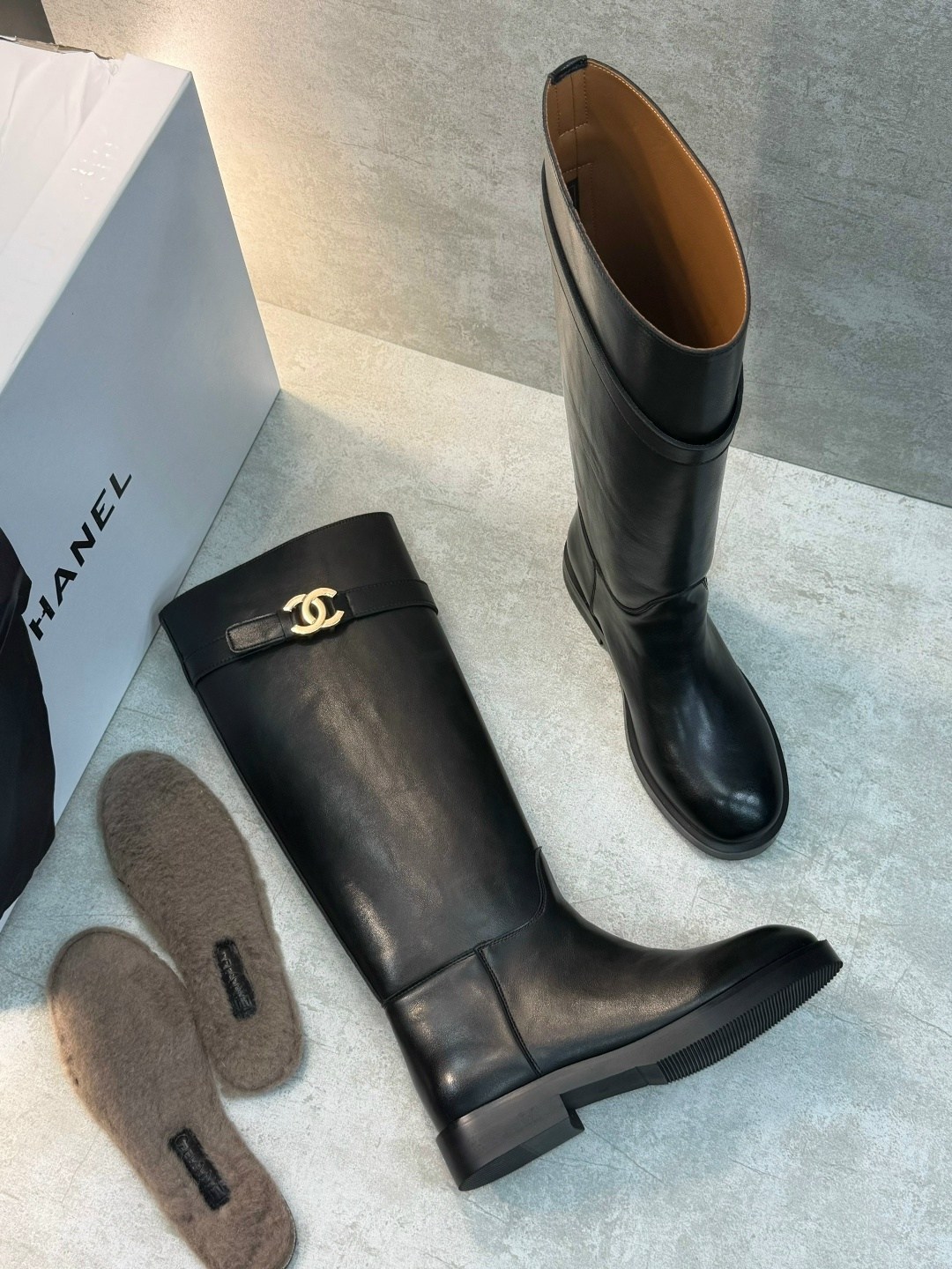 сапоги chanel,женские осенние сапоги chanel 2026 черные кожаные высокие,сапоги шанель,брендовые сапоги gucci женские кожаные на низком каблуке,сапоги chanel кожаные черные